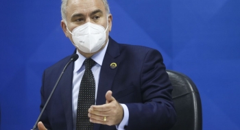 Ministro relaciona aumento de casos de covid-19 a festas de fim de ano